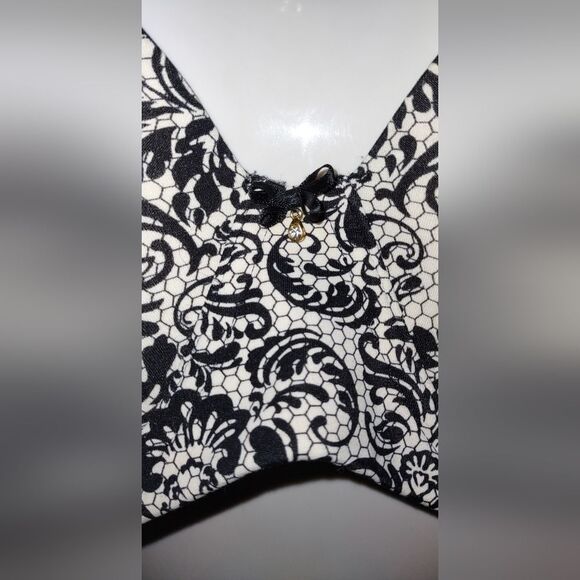 Excellent Condition Soma Black and Cream Lace Pattern Bra 44 DD Underwire - Picture 2 of 4